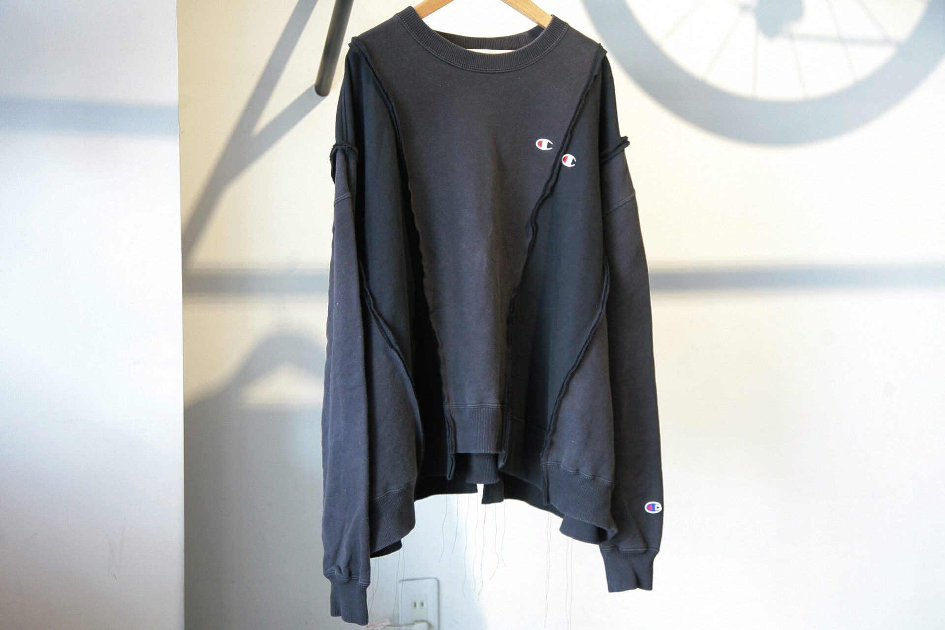 DISCOVERED(ディスカバード) WIDE CHAMP SWEAT 25 ブラック | circle ...